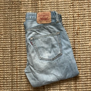 Levis vintage Jeans  - Vintage jeans från Levis. Ljusblå tvätt. Bra i längden för mig som är 172☺️ sitter som en 36/38. Medelhöga/låga i midjan