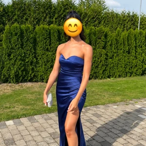 Festklänning  - En snygg festklänning som endast är använd under några timmar! Köpt från Dressroom i Göteborg och är som ny (: 