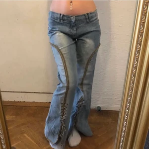 lowwaisted jeans - sååå fina lågmidjade jeans som jag tyvärr var för kort för att kunna ha 😿😿 midjemått 74 cm men väldigt stretchiga & innerbenslängd 81cm. dma om ni har frågor💕 