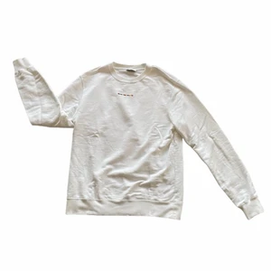 Sandro Paris vit tröja - Snygg vit tröja med färgglad text av ”Sandro Paris” på framsidan. Från märket Sandro Paris. Sitter bra och skönt. Storlek small. Nästan oanvänd. Kan gå ner i pris vid kontakt.