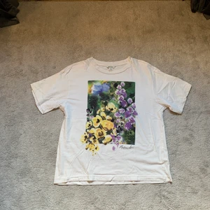 Grafisk t-shirt - Jättefin t-shirt från Monki. Använd ett par gånger men säljer då jag inte använt den så mycket på senaste<3 Kan mötas upp och skicka