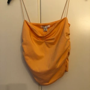 Oanvänt linne från New yorker. Fin färg i toppenskick! - Ett tunt aprikos färgat linne gjort av polyster.