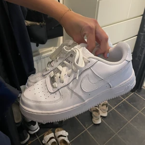 Nike air force 1 - INTRESSEKOLL på mina nya Nike air force 1. Säljer då de tyvärr inte kommit till användning så mycket som jag hoppats. Använda en gång💞