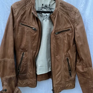 Äkta läderjacka brun! - Märke: rockandblue. Strl 38. Köptes för 7-8 år sen, sparsamt använd. Nypris 2000kr. Mitt pris 700kr