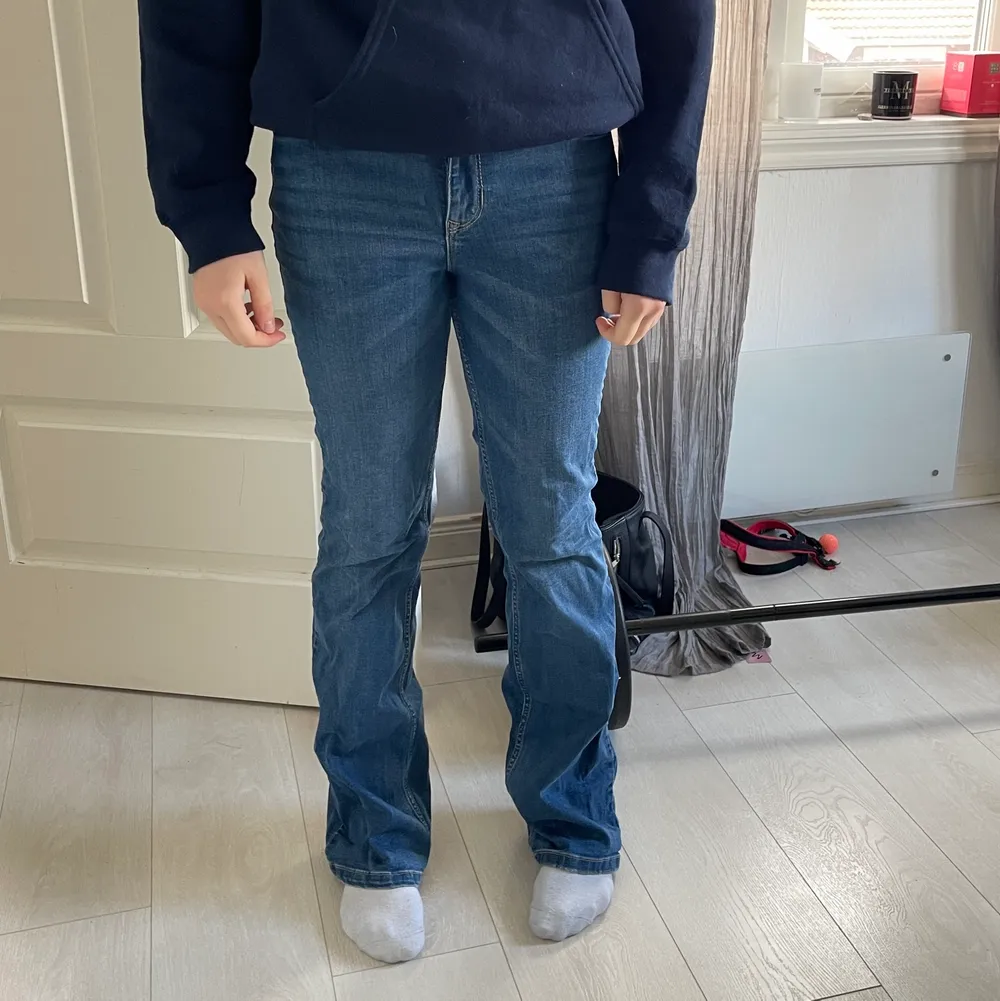 Vanliga mörkblå bootcut jeans med mellanhög midja, är i mycket bra skick. Är från märket JDY och är köpta från Nelly. Jättesköna och snygga bas jeans . Jeans & Byxor.