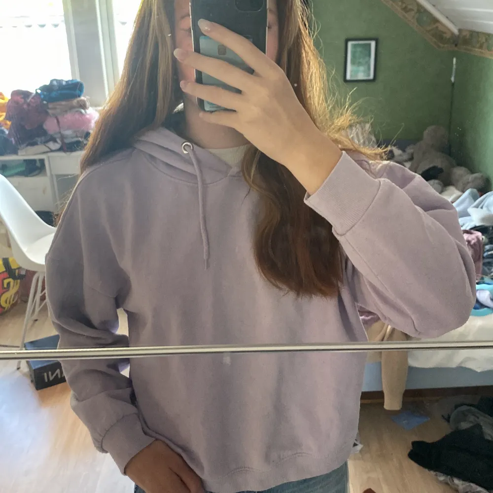 En fin enkel färgad lila hoodie jätte skön, passar till alla slags byxor o kläder, den värmer om det är kallt ute.. Tröjor & Koftor.