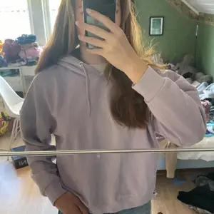 En fin enkel färgad lila hoodie jätte skön, passar till alla slags byxor o kläder, den värmer om det är kallt ute.