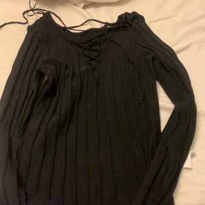 Svart tröja - en svart tröja ja använt fåtal gånger men ser exakt ut som ny. snörningen ska inte vara framme vid bysten utan den ska vara i ryggen är tröjan till för!❣️