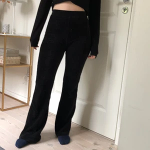 Svarta ribbade mjuka byxor bootcut - Mjuka byxor i ribbat material. Tajta med bootcut. Gina Tricot 