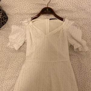 Jättesöt klänning från Zalando. Endast använd en gång. Köptes för 565kr och jag säljer den för 400kr. ❤️ 