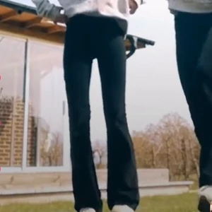 Utsvängda byxor  - Jag säljer dessa eftersom de inte kommer till användning. Jag är 155 och de passar mig parfekt i längden, så byxorna är stora i storlek. Jag har använt de mycket men de är inga synliga tecken på användning 