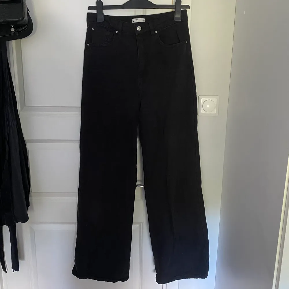 Vida svarta jeans ifrån Gina Tricot i strl 38, köpt för 500 säljer för 150. Jeans & Byxor.