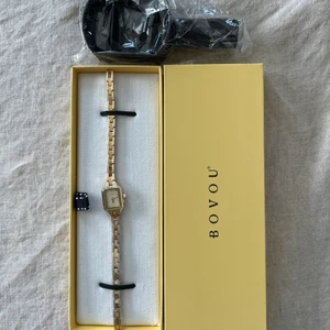 Klocka Frame - Bovou - Säljer en helt oanvänd klocka från Bovou som ligger kvar i sin originalförpackning i modellen Frame. Verktyg för att justera längd på klockan medföljer. 