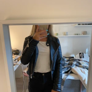 Skinnjacka - Säljer min skinnjacka eftersom den inte kommer till användning längre.