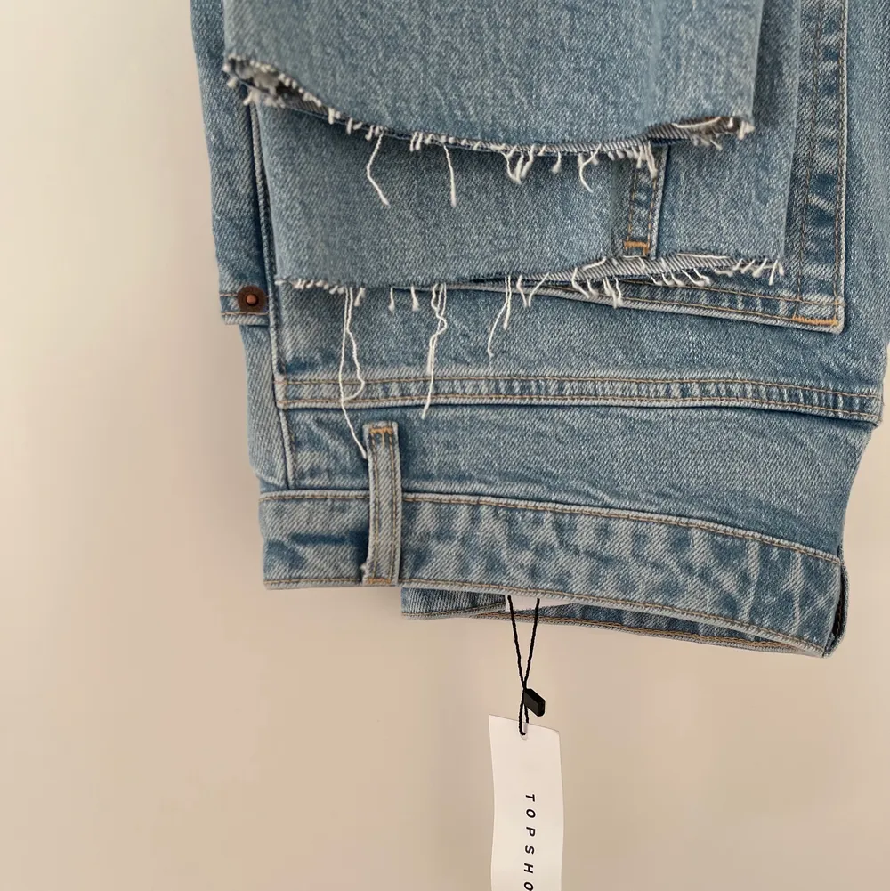 Långa jeans från topshop, aldrig använda pga var lite för små för mig. Passar mig i längde som är 181 lång, ankellängd😍. Jeans & Byxor.