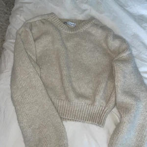 Stickad tröja Zara - Säljer min stickade tröja från Zara i storlek S. Dem två sista bilderna är lånade! 