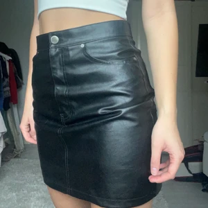 Skinnkjol - Säljer svart skinnkjol i jättefint skick!🤍 Storlek 36. Från HM💕 Perfekt till hösten🍁