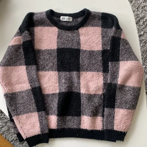 Stickad tröja - Hej, säljer en rutig stickad tröja från H&M. Den är lite nopprig men inget man tänker på! Säljer eftersom den är tyvärr förliten❤️ Det ör storlek 146-152 men passar mig som har storlek 164.