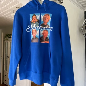 Hov1 merch, hoodie storlek S - Hov1 hoodie i jättefint skick, använd ett fåtal gånger och inga defekter! Sista bilden är lånad❤️ Normal i storleken & inget tryck på baksidan! Spårbar frakt tillkommer och skriv vid frågor! BUD ÄR BINDANDE, lägg inga bud om du ej kan köpa❤️