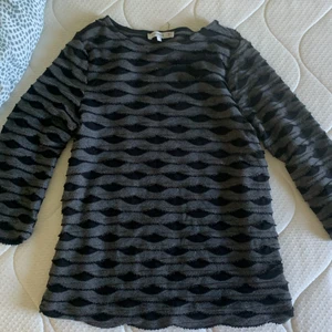 Tröja - Svart/Grå tröja i coolt mönster, i storlek S. Bra kvalitet och sjukt fin nu till hösten!