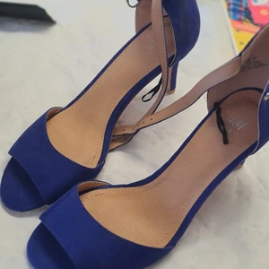 Klackskor blå stl 38 - Fina oanvända klackskor i en snygg blå färg.