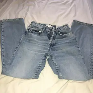 H&M 90’s straight High waist Full lenght jeans i storlek 36. Ljus blåa, bra material har aldrig använts, bootcut/straight jeans💗