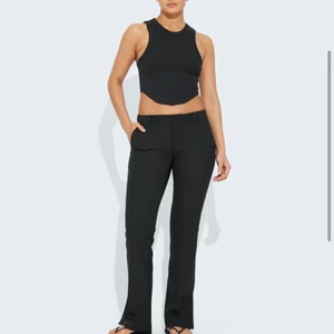 Lågmidjade kostymbyxor  - Lågmidjade kostymbyxor från bikbok strl 40 men sitter som strl 38. Aldrig använda eftersom de var för långa för mig.