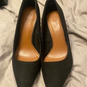 Klackskor  - Klackar ifrån ASOS, ska vara väldigt sköna att gå i enligt recessionerna. Men tyvärr var dom förstora för mig då jag råka köpa fel storlek. Aldrig använt bara testat 