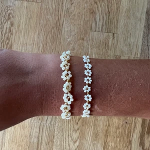 Pärlarmband - Pärlarmband med valfri storlek, färg & mönster 💐 2 armband för 32kr, 3 armband för 42kr, 4 armband för 52kr, 5 armband för 62kr. Blomarmband kostar 40kr Frakten kostar 13kr 🌸