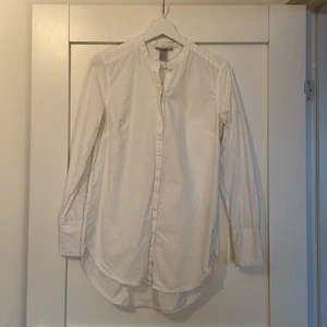 H&M skjorta långre modell strl 38 - Använd H&M skjorta i längre modell, hel och ren. 