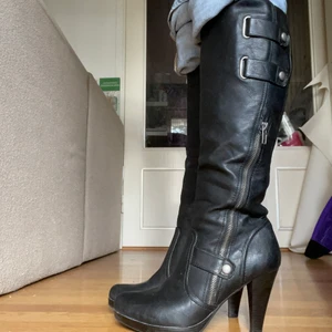 Vox kalkar - Dessa super fina klackarna är i väldigt bra skick men lite slitna, inget som märk. Dom har oxå stretch band vid vaderna.💗 om du vill ha flera bilder fråga bara. 