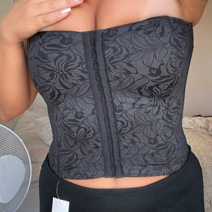 Svart korsett - Intressekoll denna populära svarta korsett, vet ej om jag vill sälja ännu. Stl S. Knappt använd. Pris 350kr inkl frakt 🥰