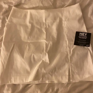 Vit minikjol med slits - Vit minikjol med slits i nyskick. Säljer pga att den är väldigt stor i strl, kjolen är i strl xxs men skulle säga att den sitter som en s. Nypris är 350kr men säljer den för 200kr exklusive frakt. Hör av er om ni vill ha fler bilder 💕 TRYCK INTE PÅ KÖP NU