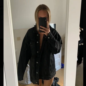 Svart jeansjacka - Säljer min svarta jeansjacka från Zara. Sparsamt använd och i fint skick. Väldigt oversized i modellen, brukar vanligtvis ha S-M i jackor. Köpare står för frakt. 