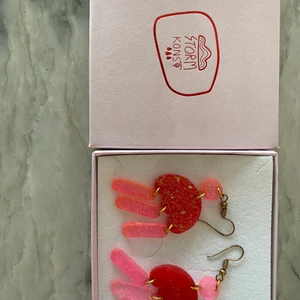 Örhängen från Wosstore  - Örhängen i nyskick från WOS