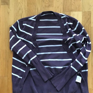Lila randig kofta  - Lila randig kofta köpt second hand💙 står att det är en xl men jag skulle säga att den är mer som en m
