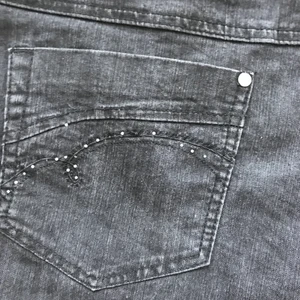 Svarta jeans - Coola svarta bagge jeans köpta second hand. Coola fickor