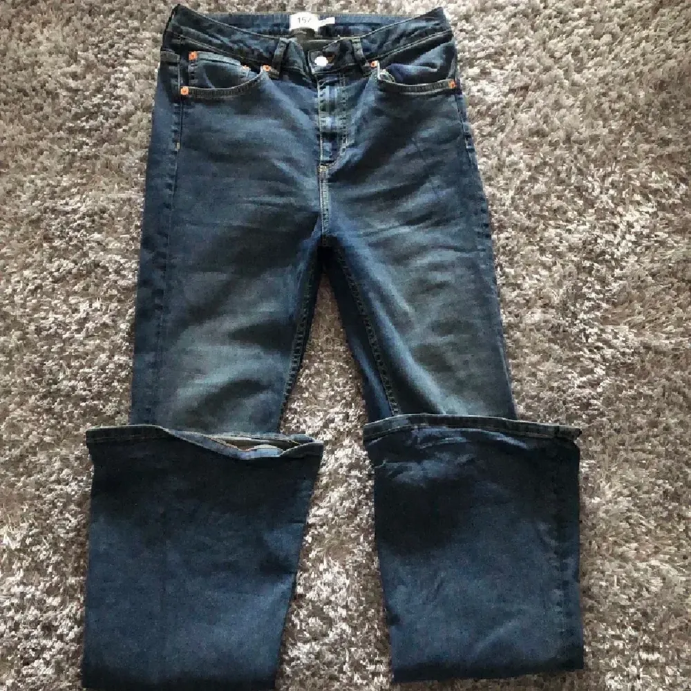 Blåa flare jeans i storlek S. Använd fåtal gånger därav priset. . Jeans & Byxor.