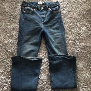 Blåa flare jeans i storlek S. Använd fåtal gånger därav priset. 