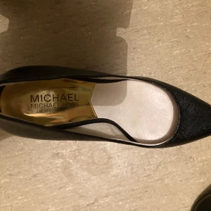 Michael Kors - Använda kanske 3 gånger, köpta på Jackie för ett tag sen. Bekväma och väldigt fina 