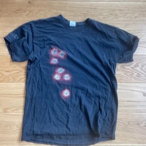 Vintage Tshirt  - Random vintage t shirt med coolt tryck. Likadant tryck på ryggen.  Köptes på second hand men aldrig använd. Cool fade på trycket och bra passform.  Size L, säljes för 120kr diskuterbart’