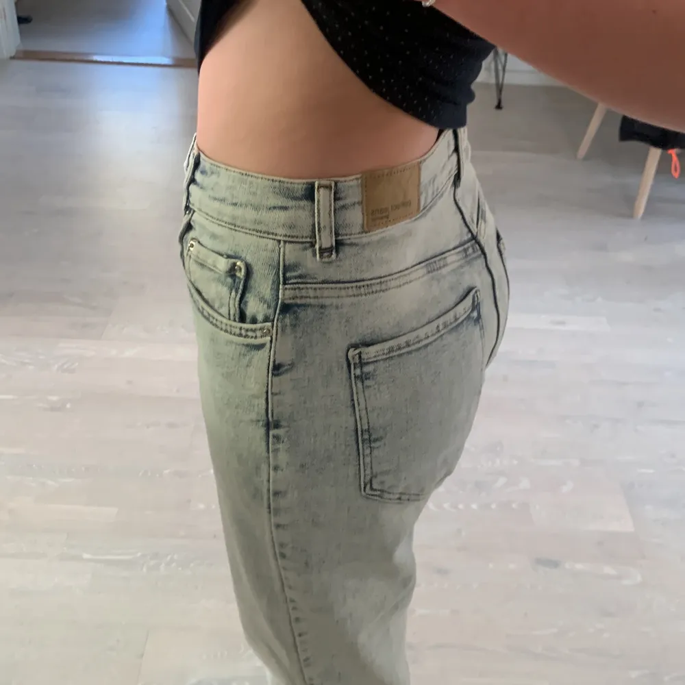 Säljer dessa fina jeans från ginatricot, storlek 38 men stretchig så passar 36-40 oxå💗jättefin färg men förkorta för mig som är 168. Jeans & Byxor.