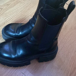 HM svarta skor 36 - Använt de i ett halv år men köpte precis nya. kan bara använda Swish kom privat för mitt nummer och frakt pris, skicka adress postnummer och namn