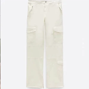 Cargo byxor zara  - Låg midjade cargo byxor från zara som är helt nya och oanvända i storlek 34