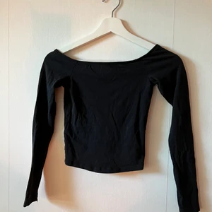 Svart off shoulder tröja - Supersnygg svart off shoulder tröja. Sitter jättebra på!