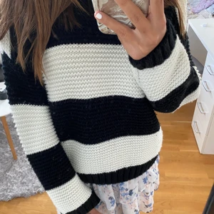 En stickad tjocktröja från Zara - En jätte fin tjocktröja från Zara! Den är svart och vit samt bekväm💕