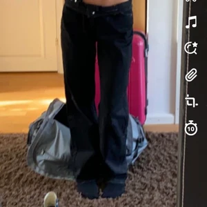 Jeans svarta bershka - Säljer dessa snygga jeans från ebrshka i storlek 38! Säljer då dem itne riktigt kommer till användning 