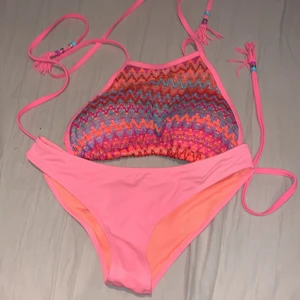 Bikini set - Bikini set i bra skick, har inte använts på år. Toppen är justerbar med banden som knuts på nacken och ryggen. Väldigt fin färg och modell!