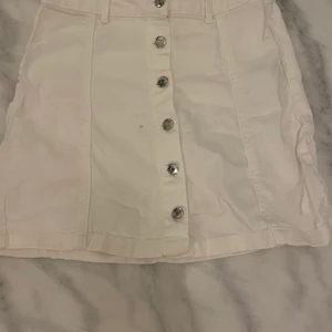 Jeanskjol - Jeanskjol från Ginatricot i stl 38. Sitter mycket snyggt på