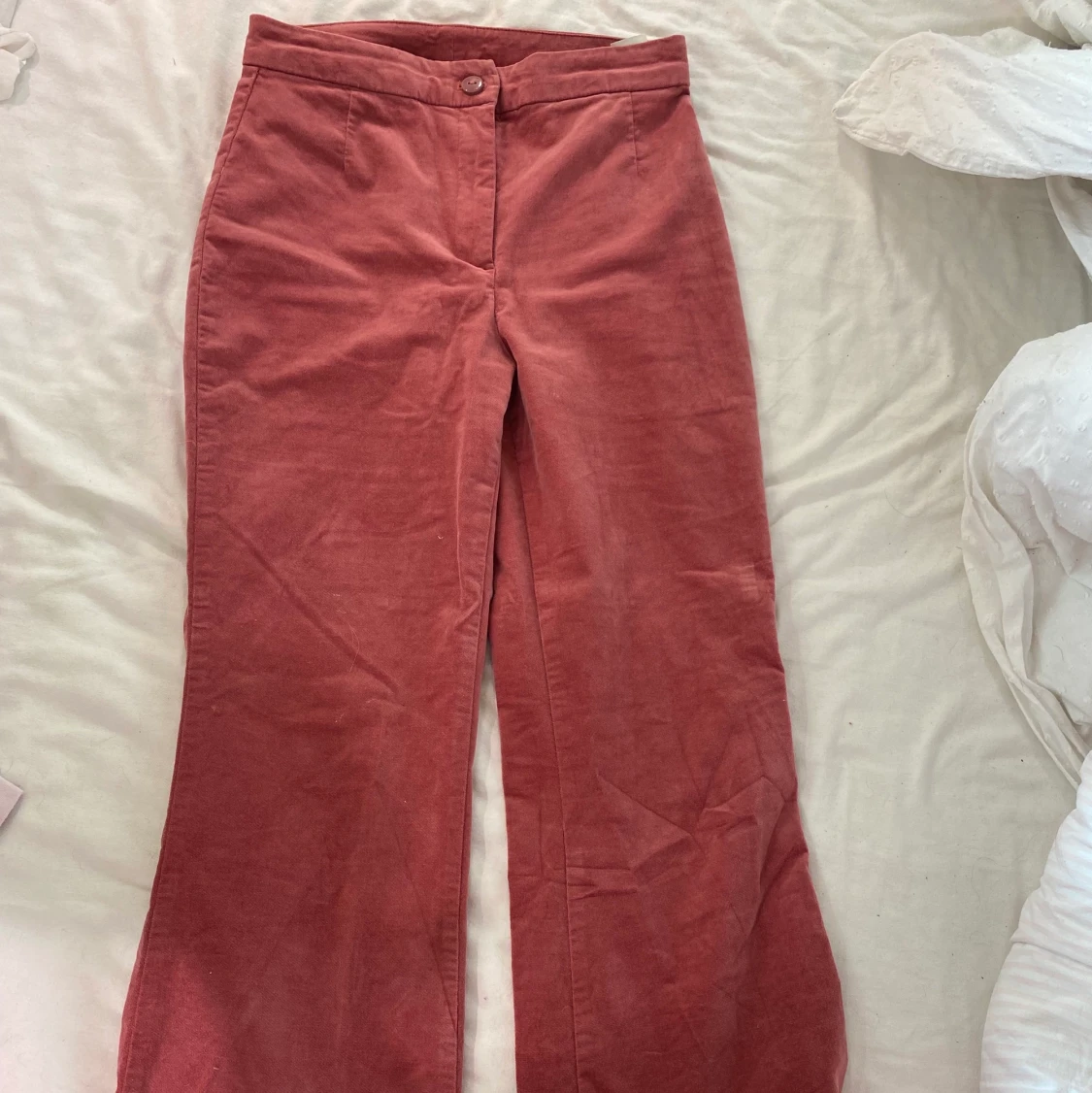 Rosa/ röda byxor monki strl 34